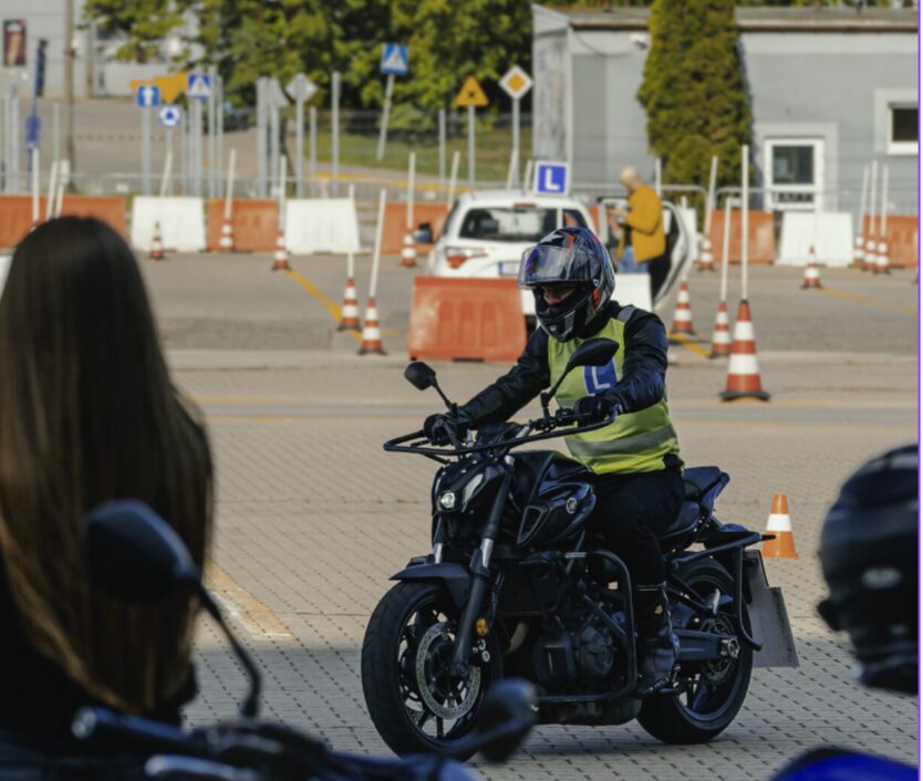 Motocykl na placu manewrowym