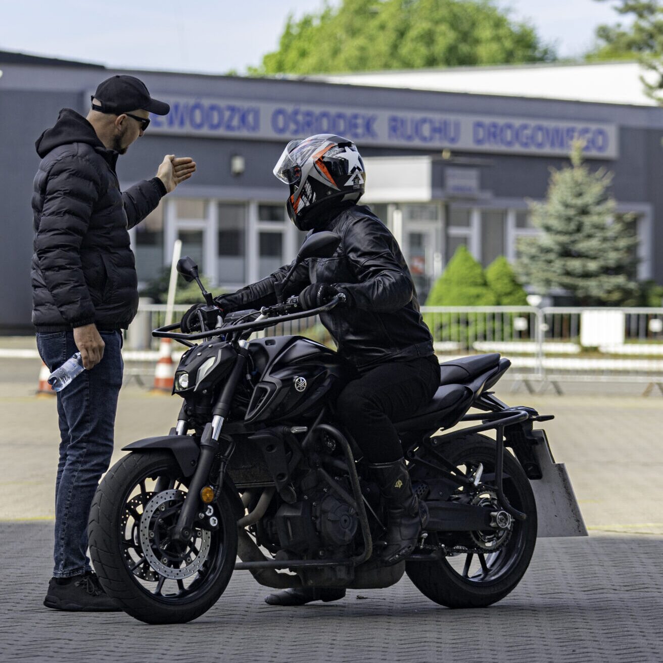 Motocykl i instruktor na tle WORD, motocykle prawo jazdy