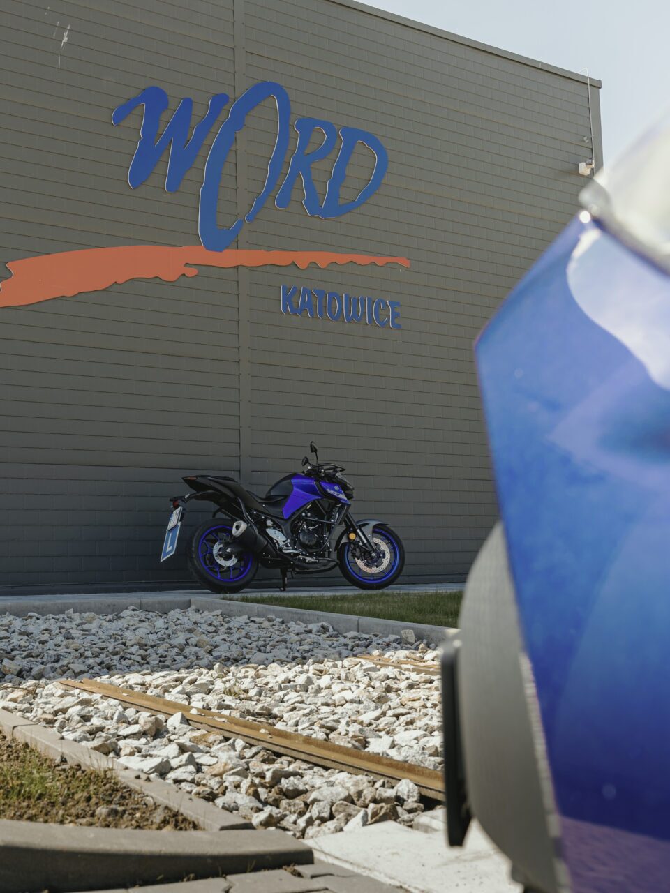 Motocykl na tle WORD Katowice
