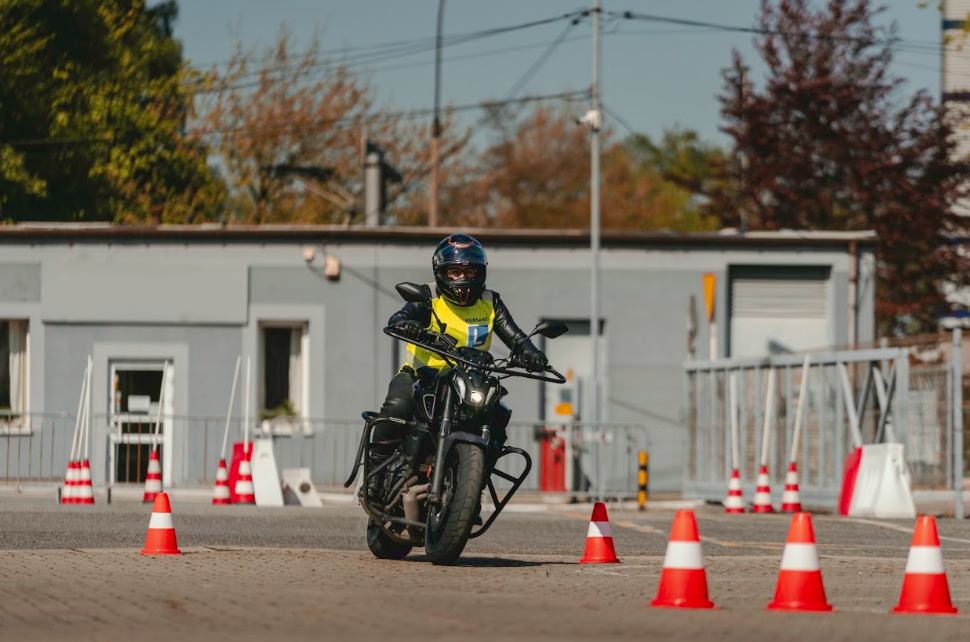 Plac manewrowy na motocykle w Katowicach – manewry motocykl